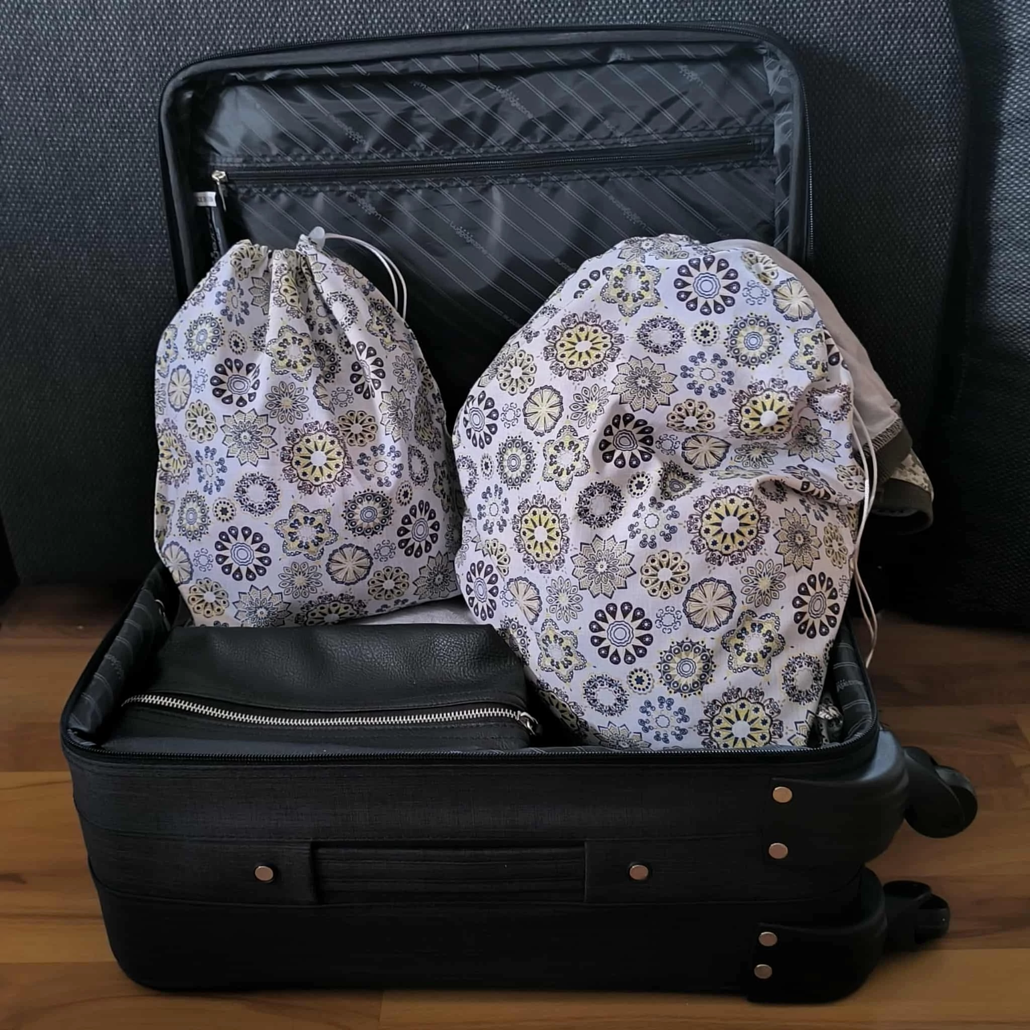 Sárga mandalás szennyestartó zsák szett utazáshoz